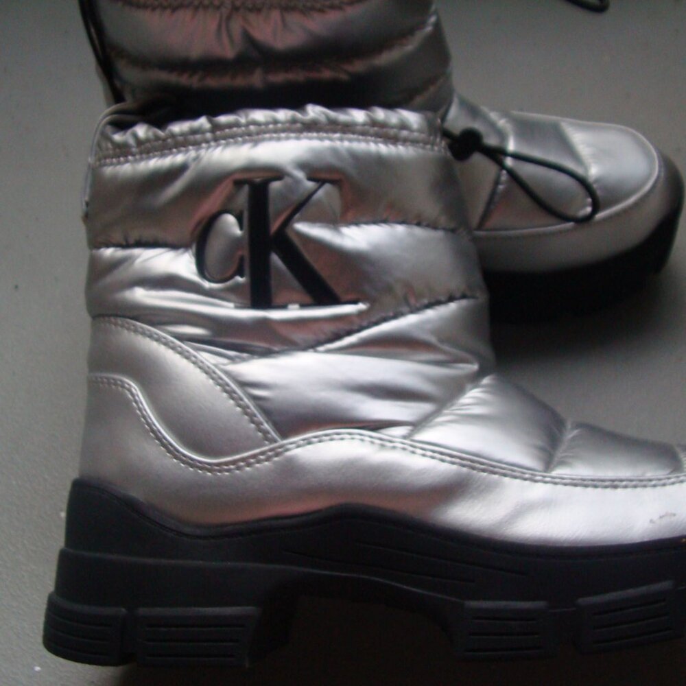NEW CALVIN KLEIN Women's Silver Drawstring Platform Boots, size 7.5 M